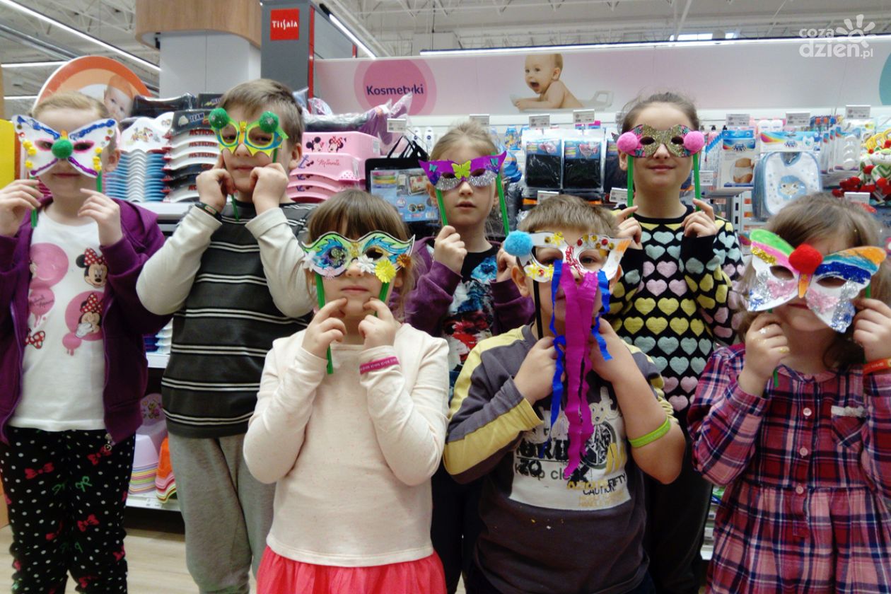 Uczestnicy Akademii Dziecięcych Rozmaitości wykonali karnawałowe maski 