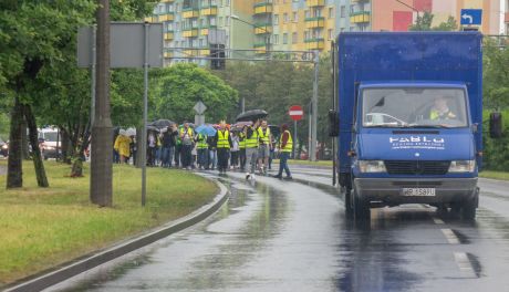 Ruszyły radomskie juwenalia, pomimo deszczu pochód studentów przeszedł ulicą Chrobrego 