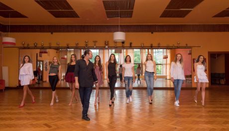 Finalistki Miss Polonia ćwiczyły sztukę chodzenia  u mistrzów tańca Moniki & Romana Pawelec 