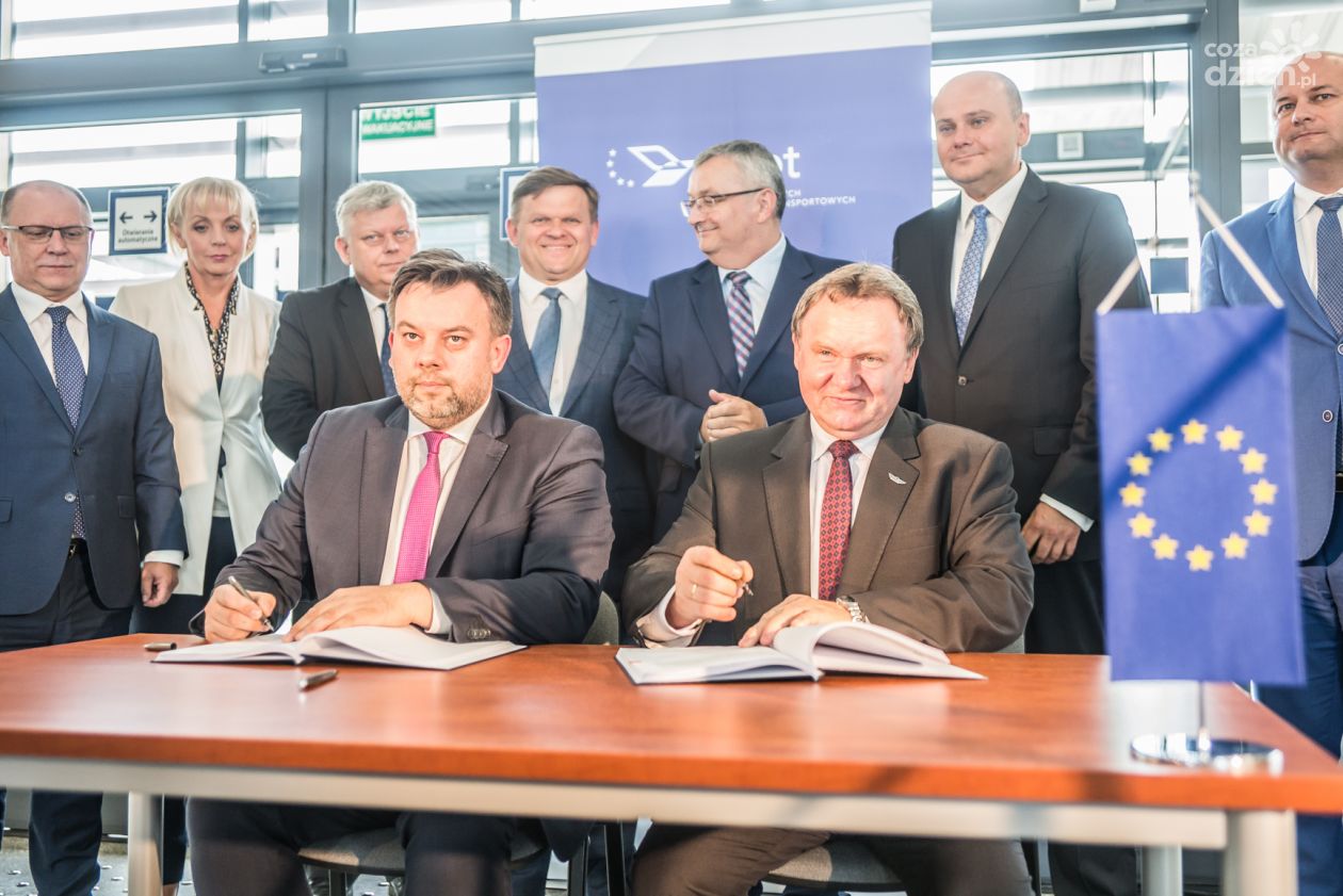 Podpisanie umowy o dofinansowanie na remont linii kolejowej pomiędzy Warką i Radomiem.