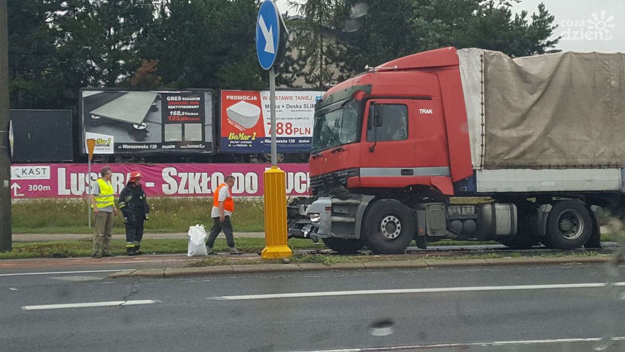 Ul. Warszawska: Zderzenie dwóch ciężarówek (FOTO)