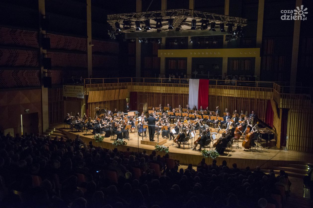 Muzyka polska w wykonaniu orkiestry symfonicznej w w ZSM (zdjęcia)