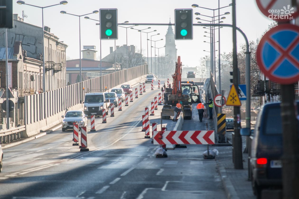 Trwa ustawianie betonowych barier które oddzielać będą przeprawę dla pieszych wiaduktem przy ul. Słowackiego