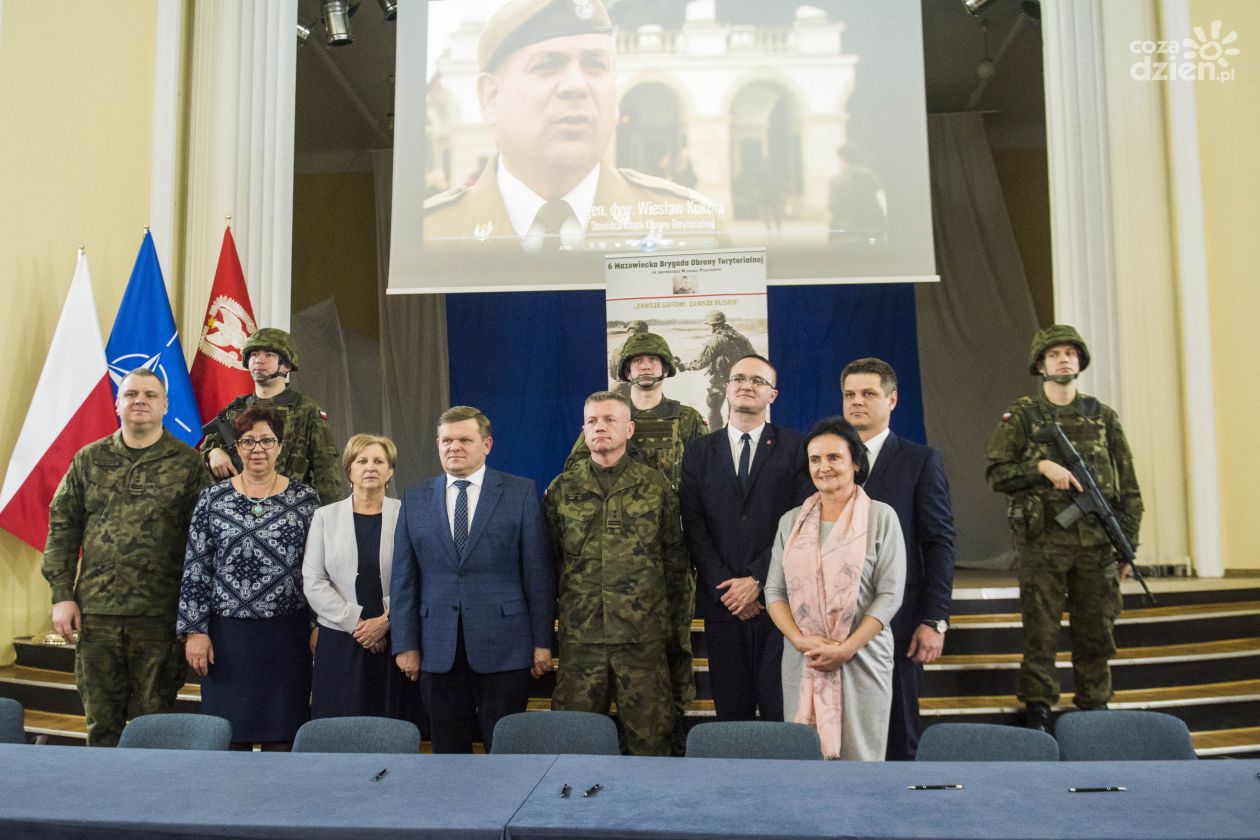 Podpisanie umów między 6. Mazowiecką Brygadą Obrony Terytorialną a placówkami oświatowymi (zdjęcia)