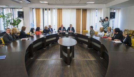 Spotkanie zespołu monitorującego sytuację w radomskich placówkach oświatowych (zdjęcia)