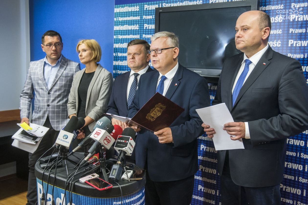 Parlamentarzyści PiS: Oczekujemy dymisji Konrada Frysztaka i Grzegorza Janduły