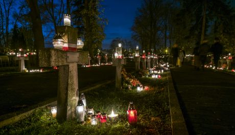 Radomskie cmentarze nocą (zdjęcia)