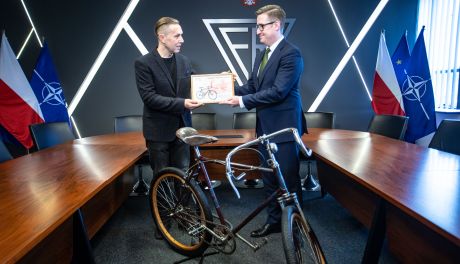 Prezentacja zabytkowego roweru "Łucznik" w Fabryce Broni (zdjęcia)