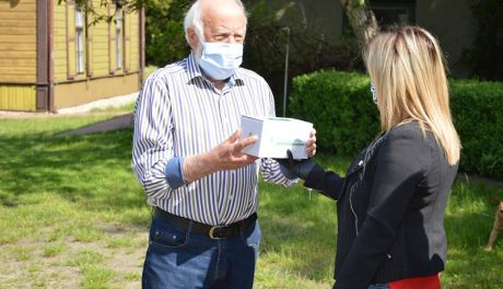 Seniorzy z Jedlni otrzymali indywidualne pakiety ochrony 
