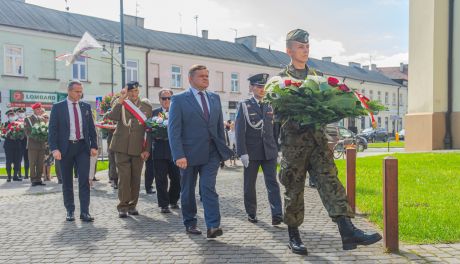 75. rocznica akcji rozbicia więzienia w Radomiu - złożenie kwiatów pod tablicą (zdjęcia)