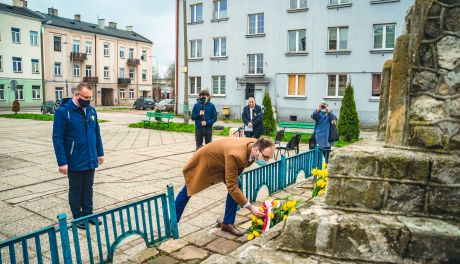 Happening i uroczyste złożenie kwiatów pod Pomnikiem Pamięci Żydów Radomia (zdjęcia)
