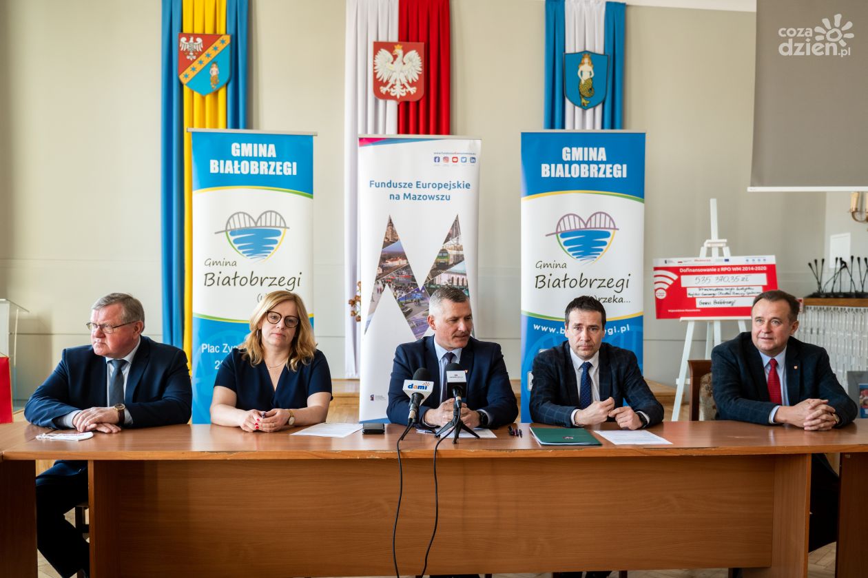 Podpisanie umowy na termomodernizację budynku MGOPS w Białobrzegach (zdęcia)