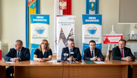 Podpisanie umowy na termomodernizację budynku MGOPS w Białobrzegach (zdęcia)