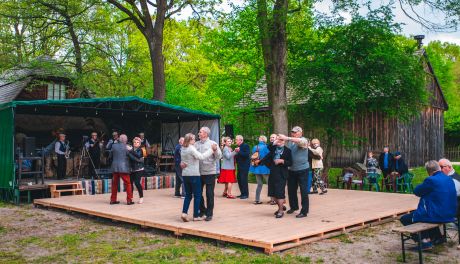 Potańcówka pod dębem w Muzeum Wsi Radomskiej (zdjęcia)