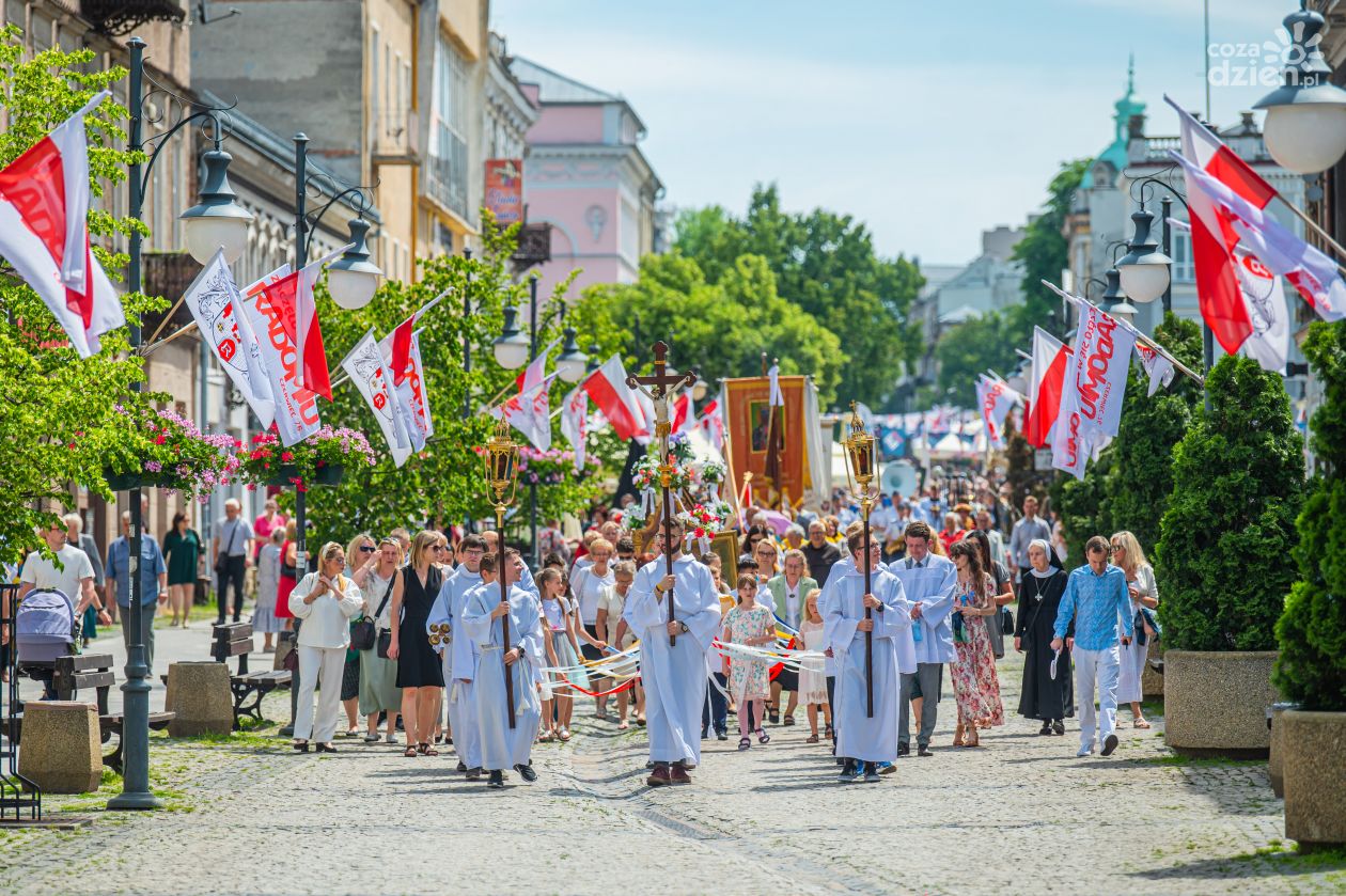 Tłumy radomian uczestniczyły w procesji Bożego Ciała