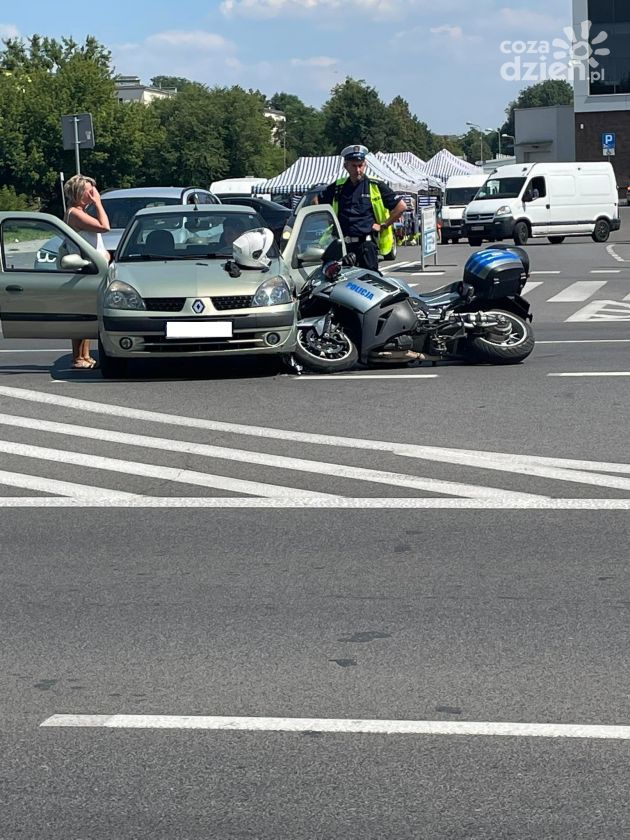 Samochód osobowy zderzył się z policyjnym motocyklem