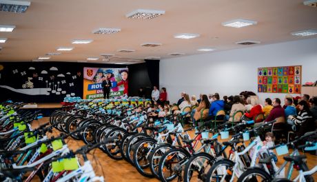 Rowery dla dzieci z klas pierwszych w gminie Jedlnia - Letnisko (zdjęcia)