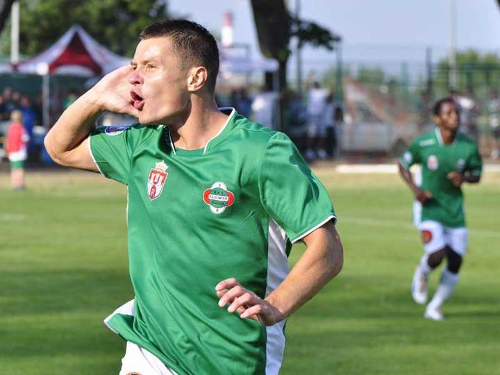 Marcin Figiel  fetujący bramkę dla Radomiaka w meczu z Pogonią