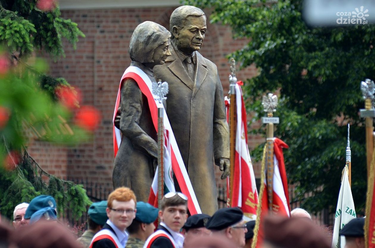 Uroczyste odsłonięcie pomnika Lecha i Marii Kaczyńskich