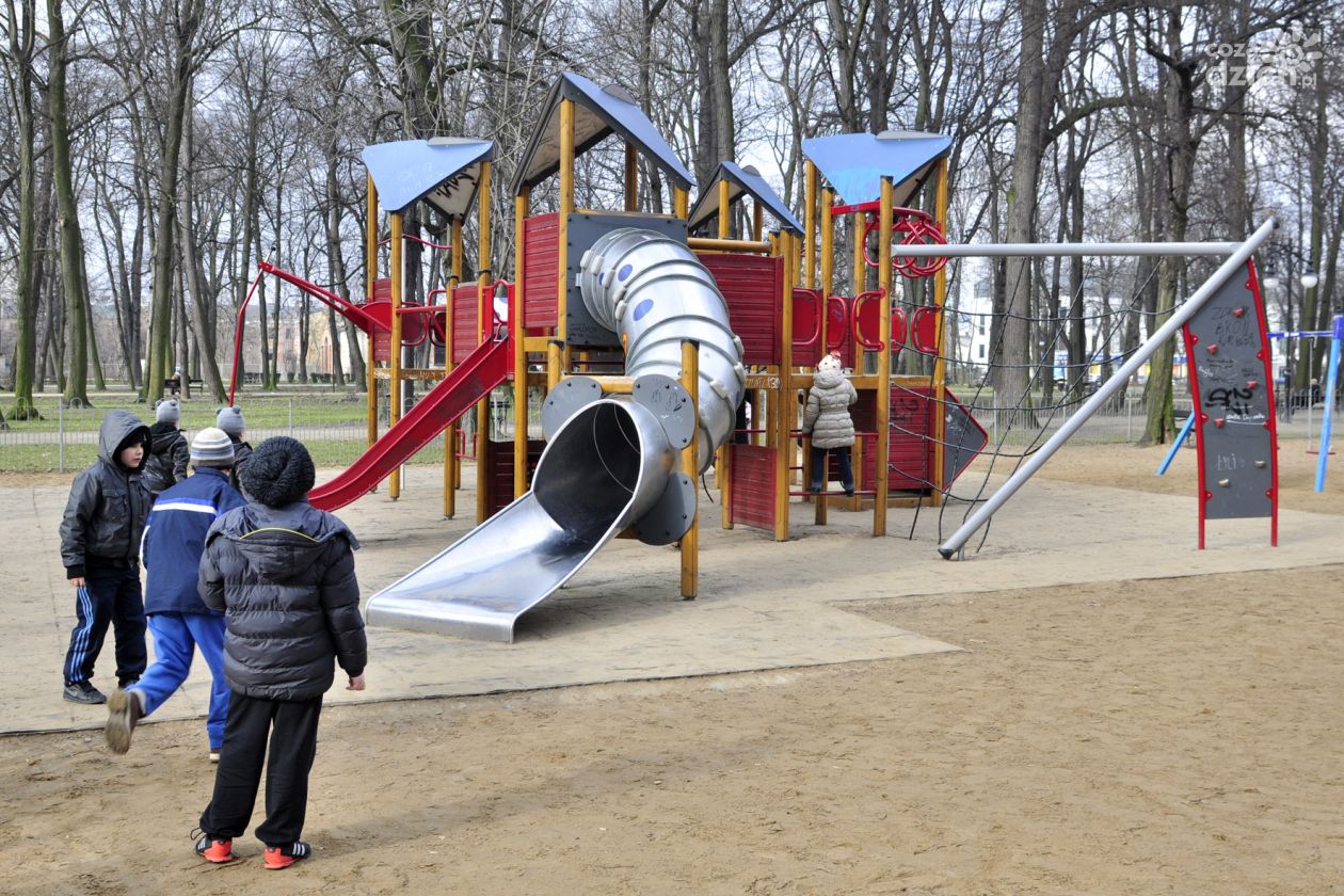 Zniszczony plac zabaw w parku Kościuszki