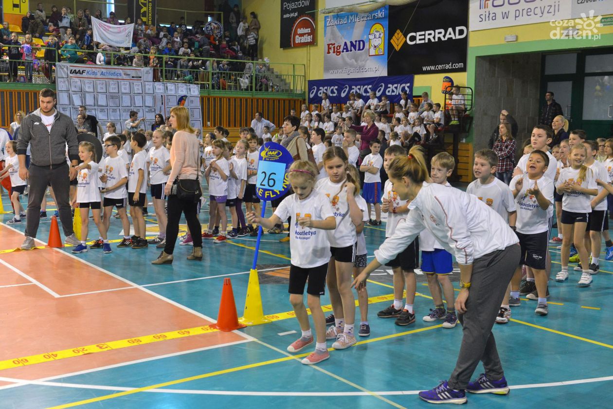 Zawody lekkatletyczne Kids Athletics w hali Mosir