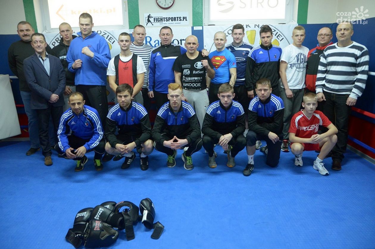 Wspólny trening piłkarzy i bokserów Broni Radom