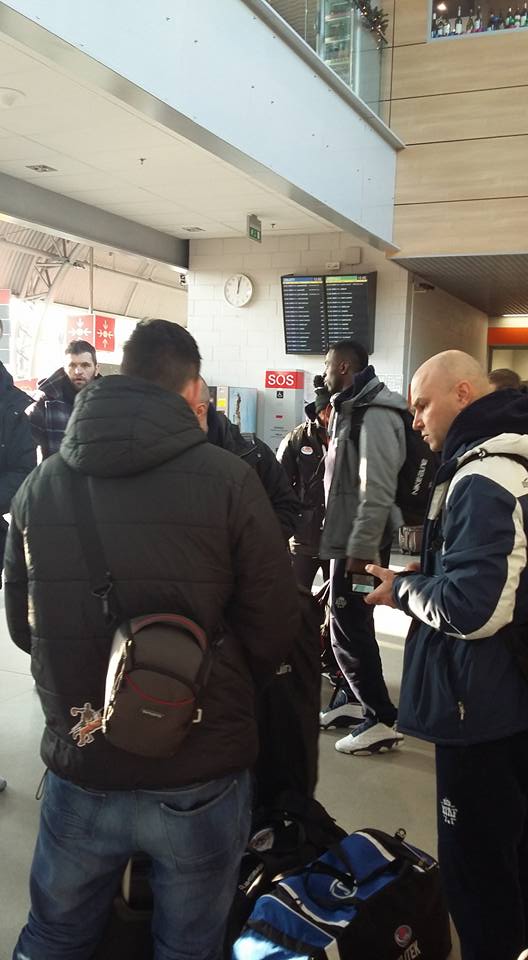 koszykarze Rosy na lotnisku w Modlinie