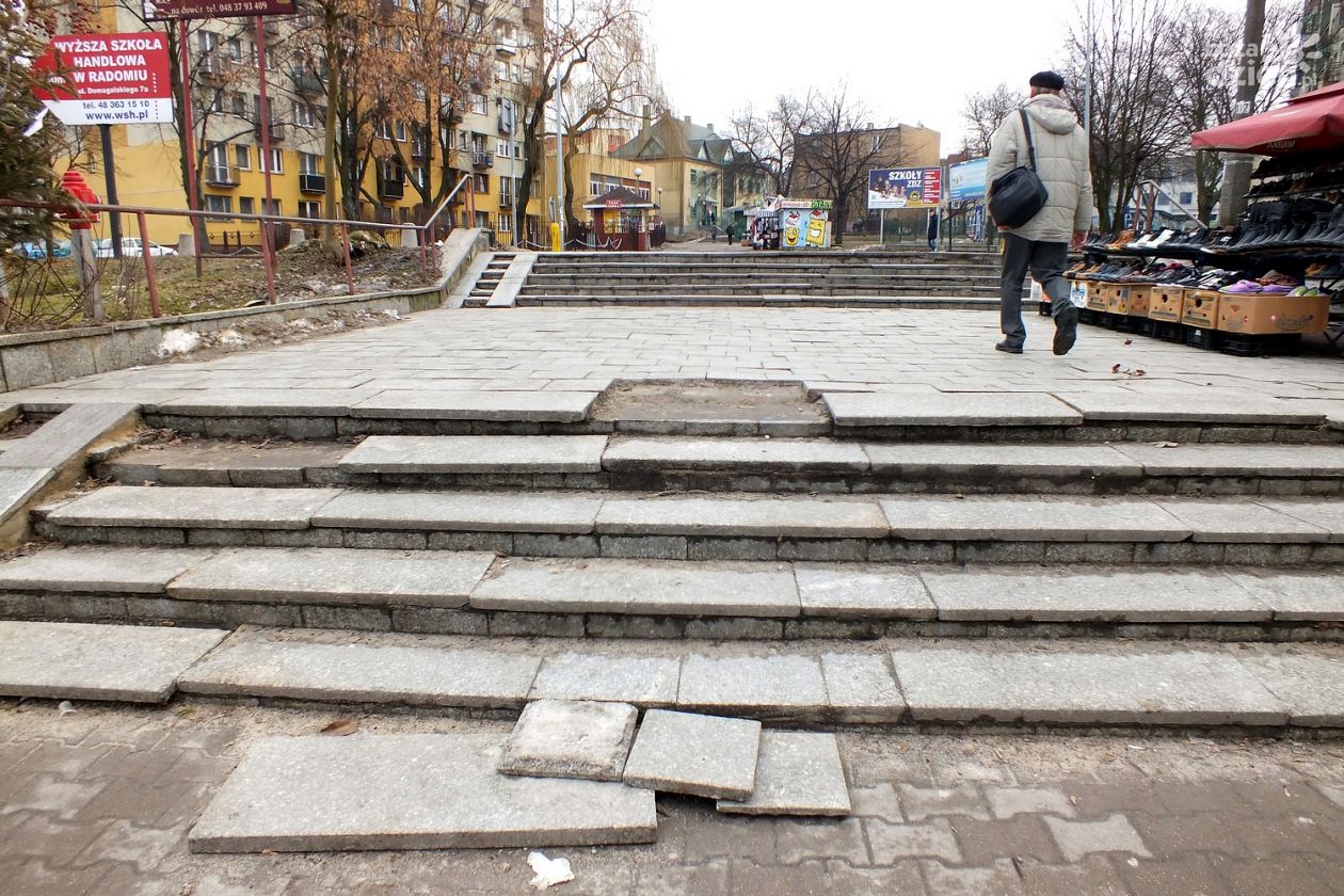 Zdewastowane schodki i chodnik przy ul.Domagalskiego