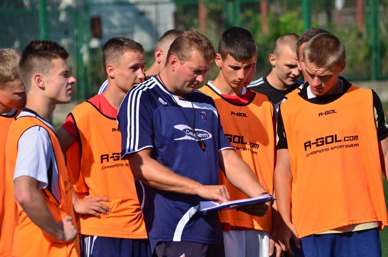 Trener Artur Kupiec podczas treningu z piłkarzami