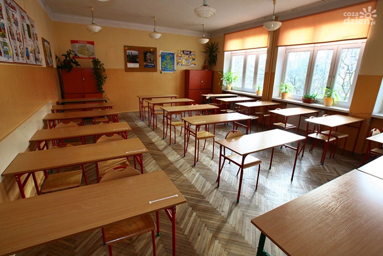 Ponad 300 nauczycieli dotkną etatowe cięcia