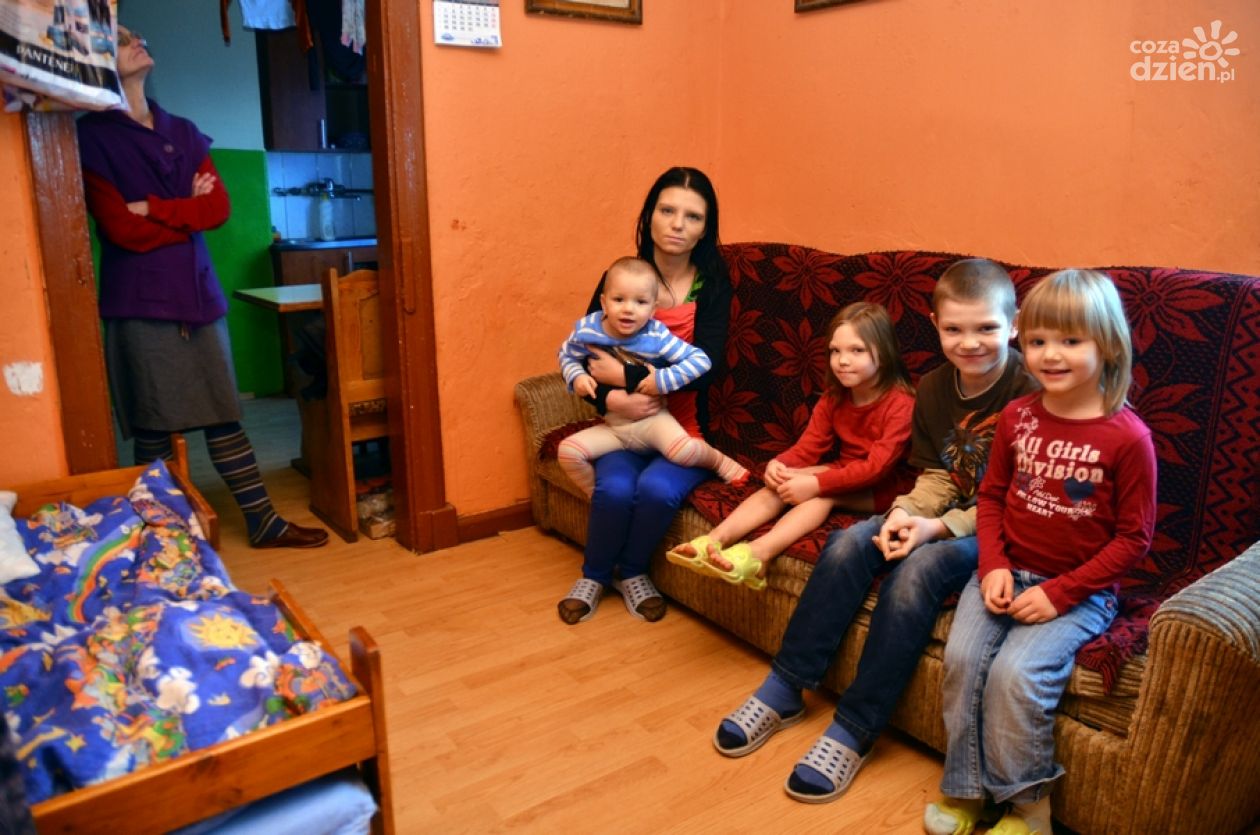 Samotna matka z czwórką dzieci walczy o mieszkanie