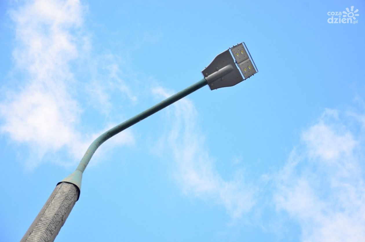 Nowoczesne latarnie oświetlają ulice