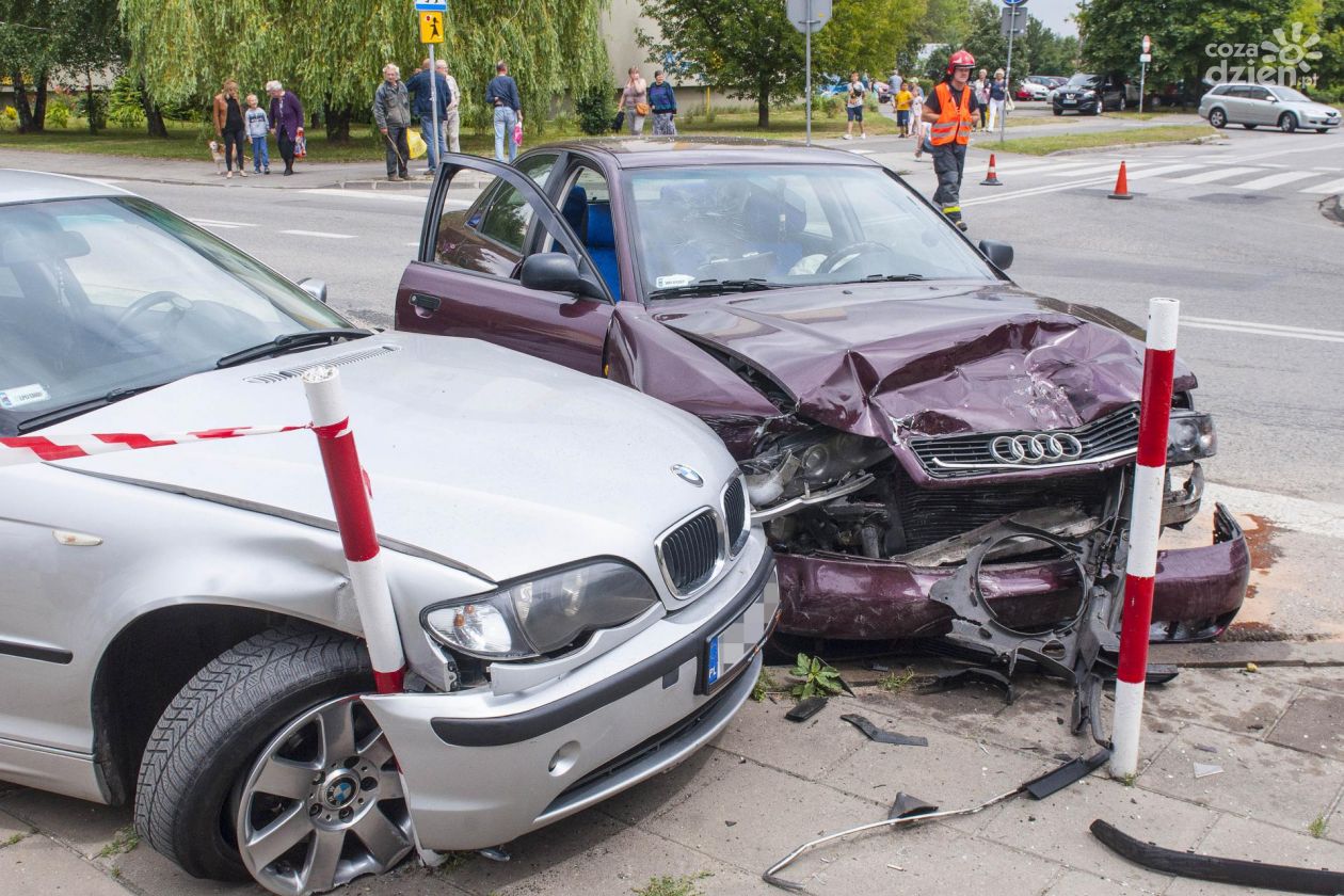 Zderzenie trzech samochodów u zbiegu Olsztyńskiej i Szklanej