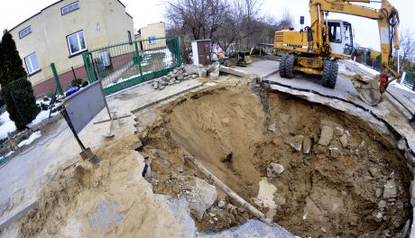 Gigantyczna dziura na ulicy Wośnickiej! Skrócono trasę "trzynastki"