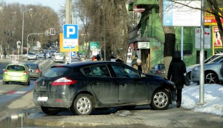 Samochody nadal zastawiają chodnik na ulicy Struga!