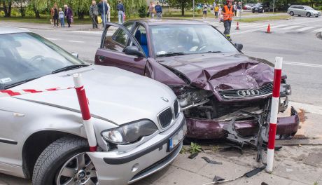 Zderzenie trzech samochodów u zbiegu Olsztyńskiej i Szklanej