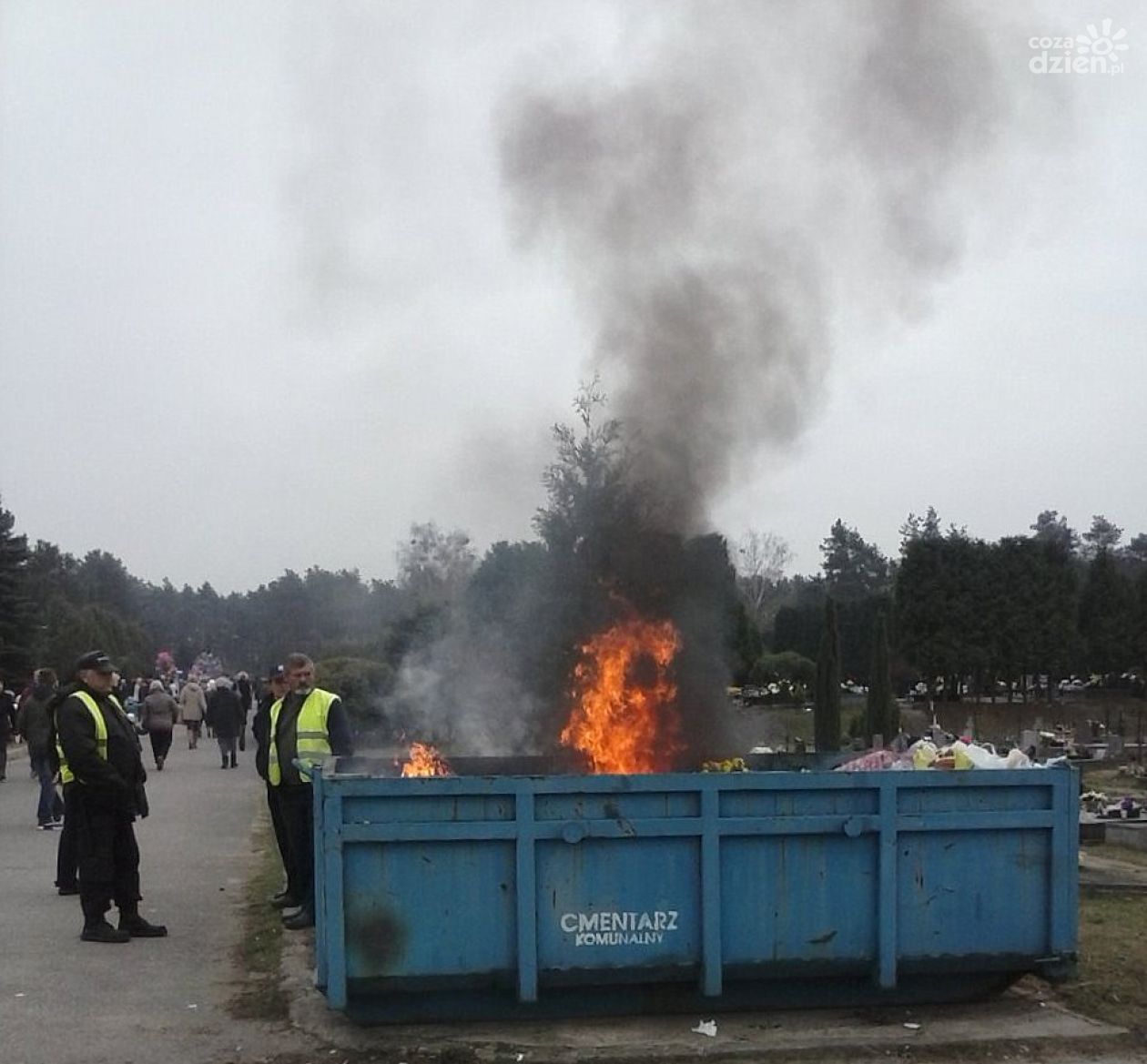 Pożar kontenera na cmentarzu