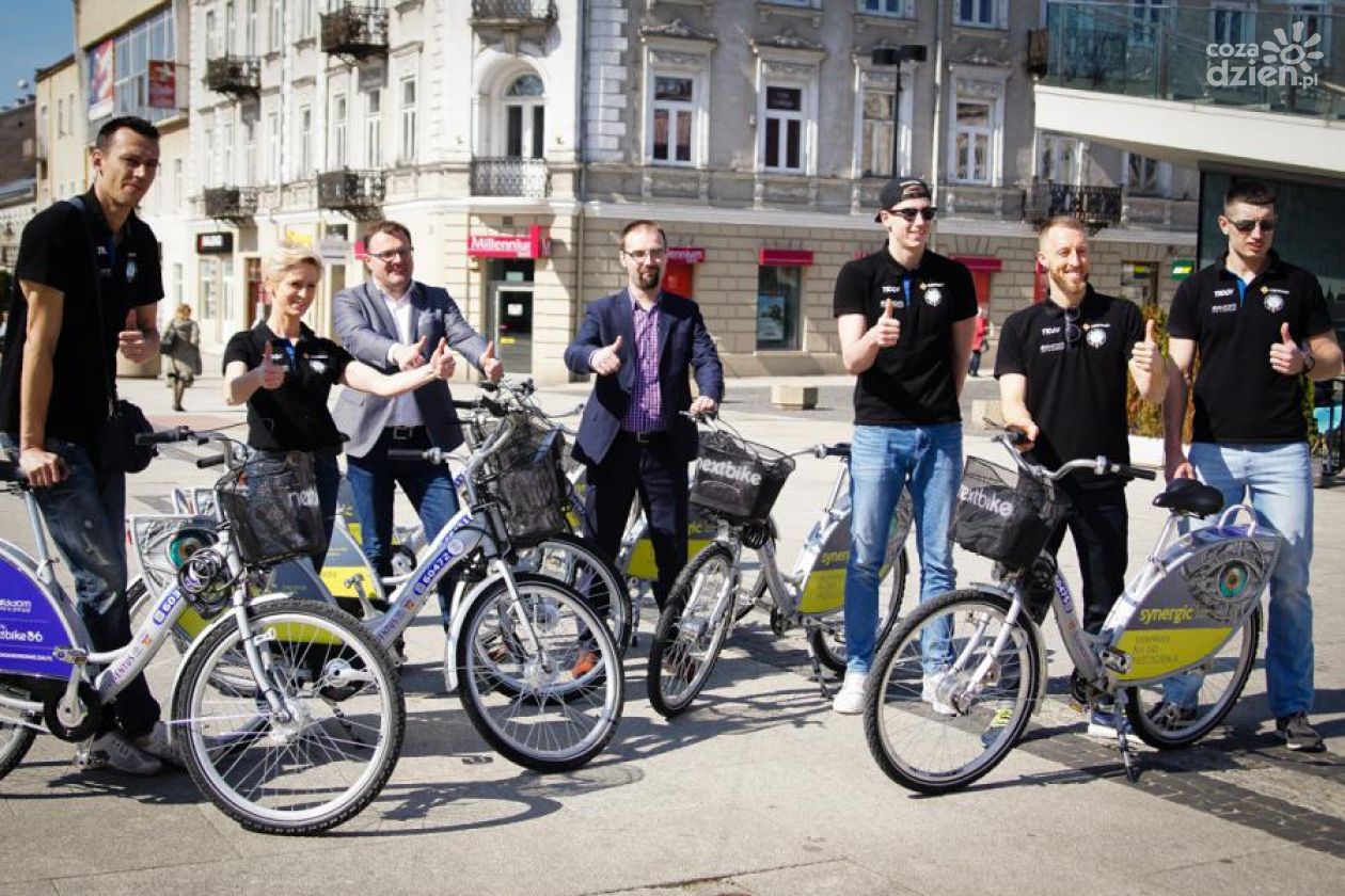 Siatkarze Cerrad Czarnych przetestowali miejskie rowery!