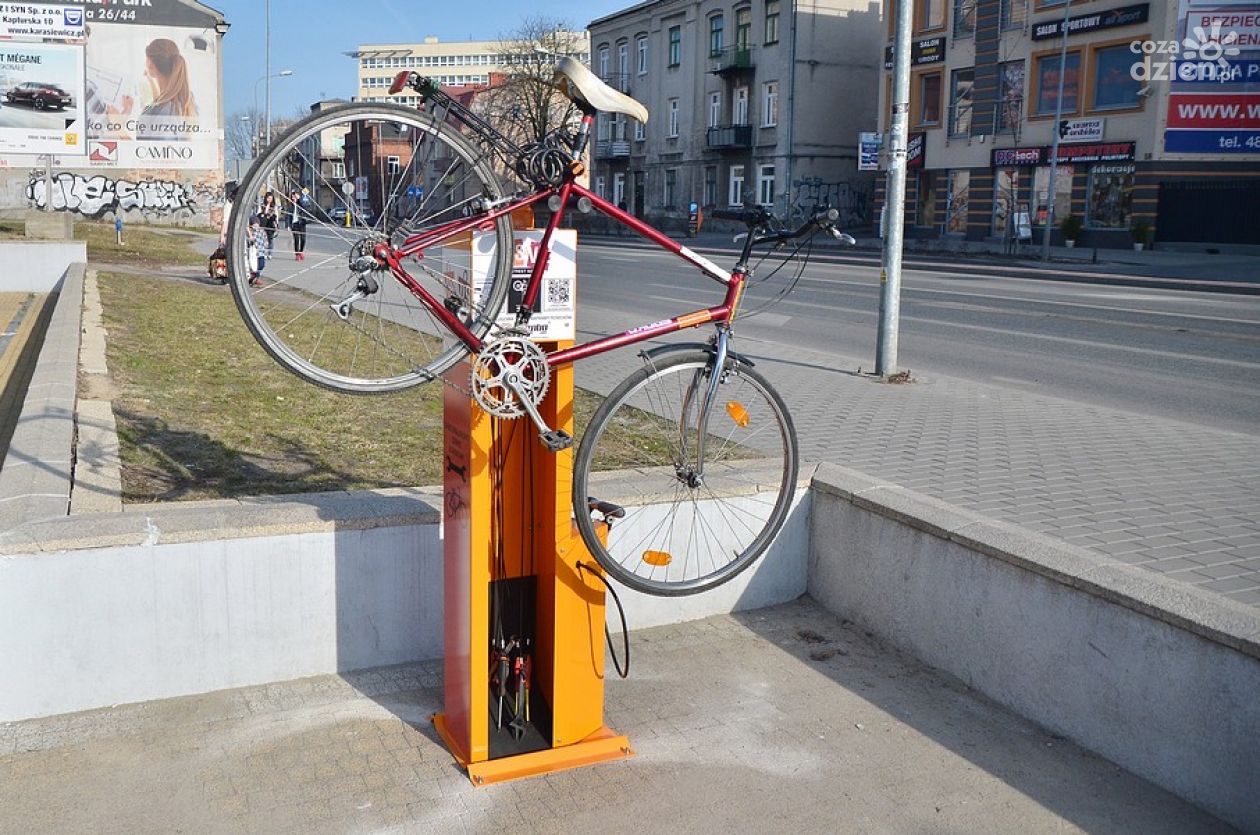 Samoobsługowa stacja naprawy rowerów w centrum miasta