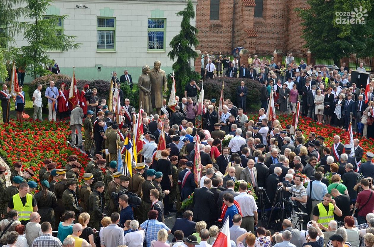 Pomnik pary prezydenckiej w Radomiu odsłonięty! (VIDEO)