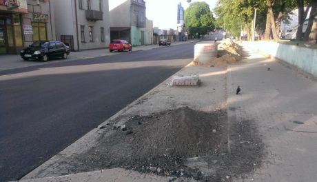 Nowy asfalt na Struga i bałagan wokół jezdni.