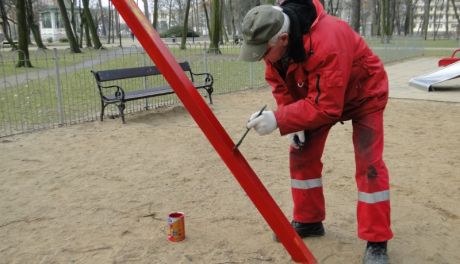 ZUK usuwa wulgaryzmy z placu zabaw w parku Kościuszki