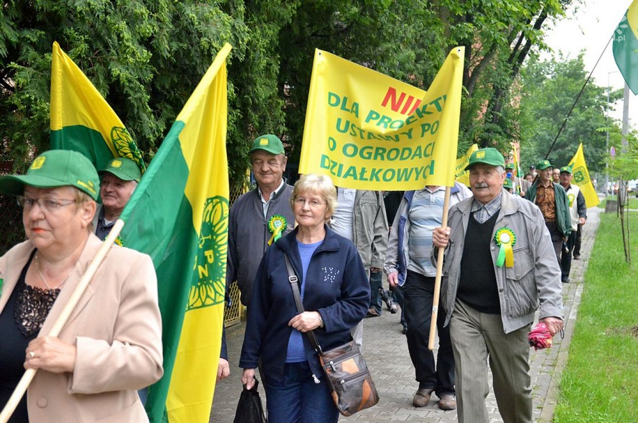 Protest radomskich działkowców pod siedzibą PO
