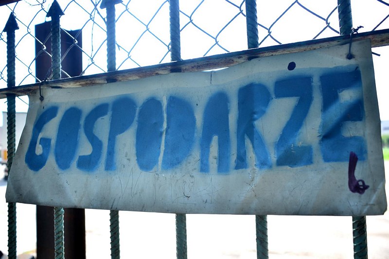napis nad ławką dla rezerwowych dla gospodarzy na boisku przy ul. Słowackiego fot. M S