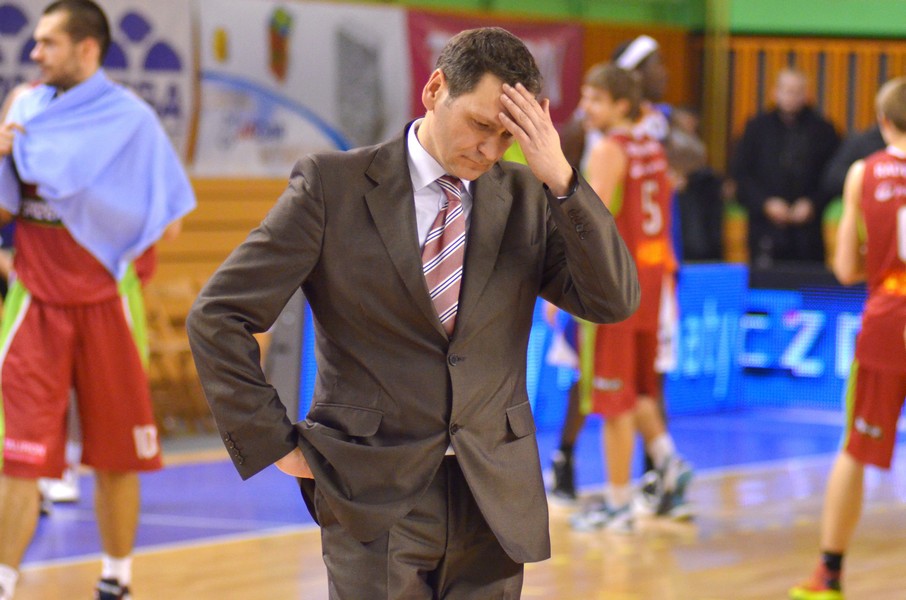 Trener ROSY Mariusz Karol nie krył niezadowolenia po meczu z Polpharmą fot. M S