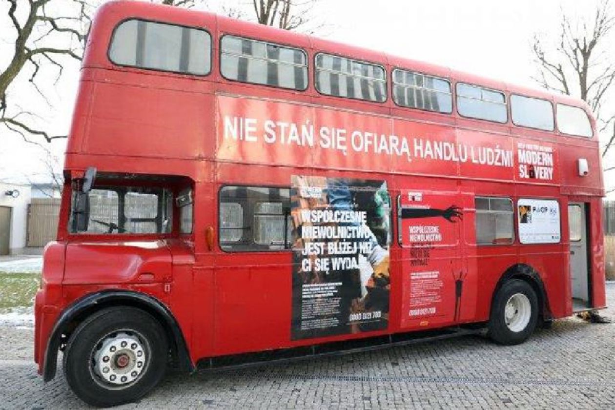 Kampania przeciwko handlowi ludźmi z londyńskim autobusem