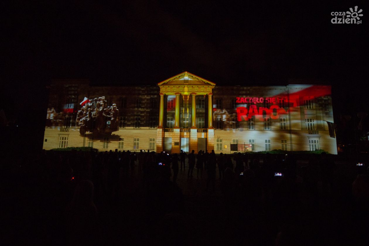 Pokaz video-mappingu na budynku Urzędu Miasta poświęcony wydarzeniom Czerwca'76