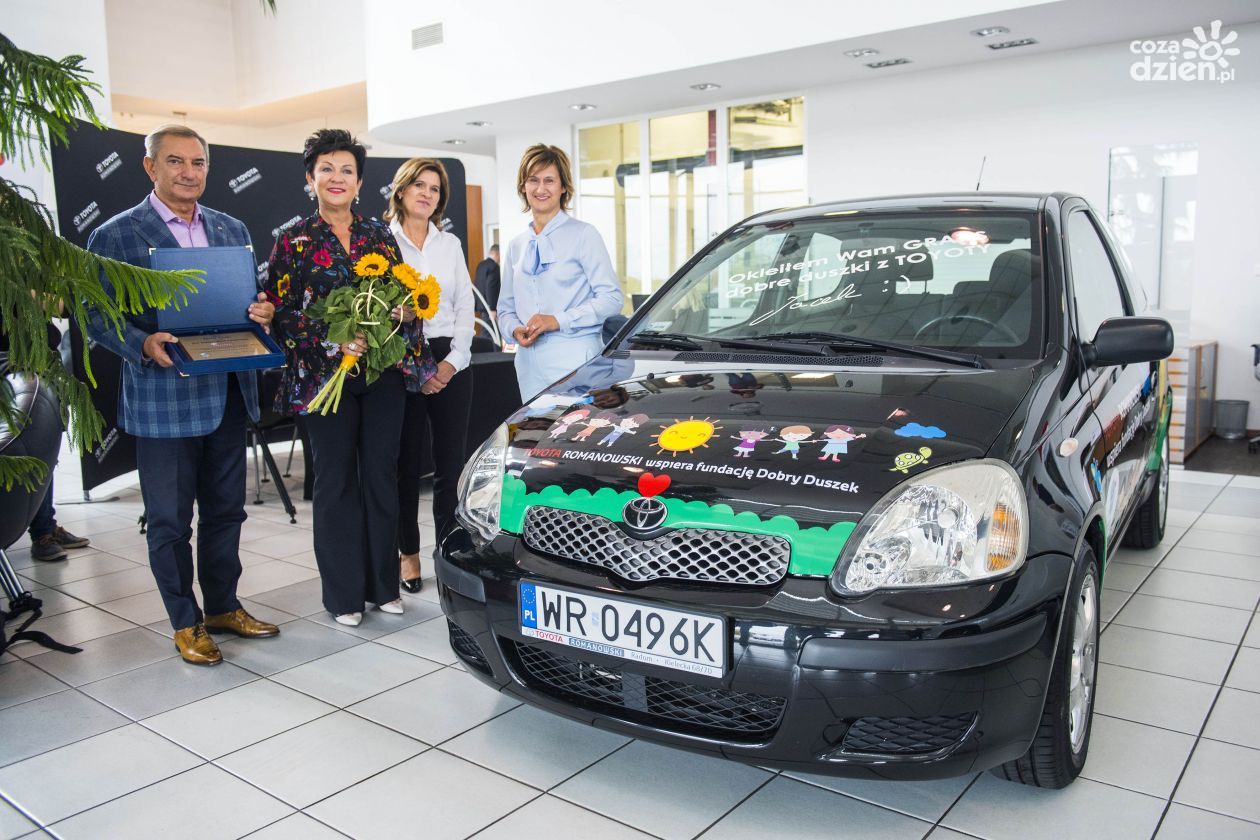 Toyota & Lexus Romanowski przekazali samochód dla Fundacji Dobry Duszek 