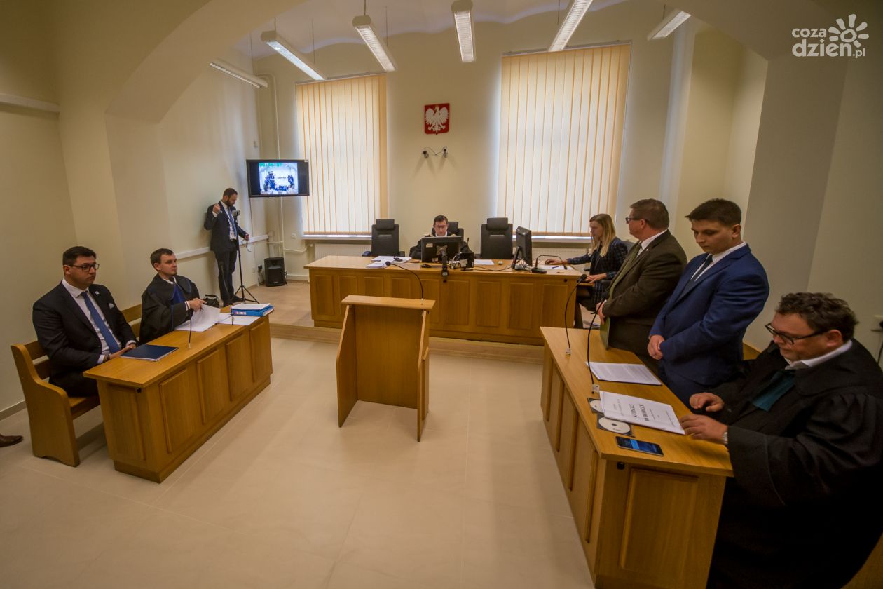 Rozprawa sądowa pomiędzy Konradem Frysztakiem a Karolem Gutkowiczem i Markiem Szarym