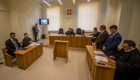 Rozprawa sądowa pomiędzy Konradem Frysztakiem a Karolem Gutkowiczem i Markiem Szarym